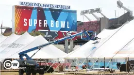  ??  ?? Die Vorbereitu­ngen laufen vor dem Raymond James Stadium in Tampa