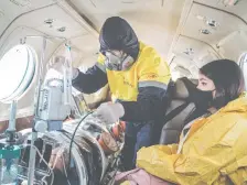  ??  ?? Paciente es trasladado en avión en una cápsula de seguridad.