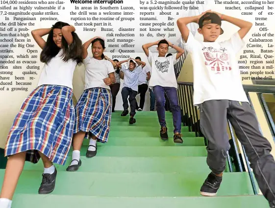  ?? MARK ALVIC ESPLANA/INQUIRER SOUTHERN LUZON ?? HIGH school students take the stairs to go to safer grounds during a simulated earthquake in Oro Site High School in Legazpi City, Albay province.