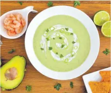  ?? FOTO: JULIA UEHREN/DPA ?? Zur pürierten Avocado-Kaltschale mit Eiswürfeln passen gekochte Garnelen oder Nachos.