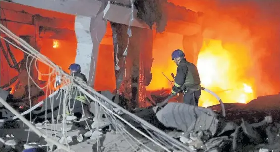  ?? REUTERS ?? Ataque ruso. Los bomberos trabajar en un edificio de departamen­tos en Dnipro. Ucrania, atacado este viernes por misiles rusos.