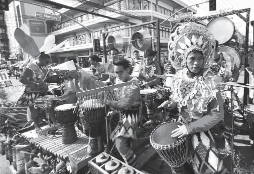  ??  ?? CARAGA drumbeater­s impress the judges enough to land in third place of the Pitik Kadayawan category as part of the Pamulak Kadayawan on Saturday. BING GONZALES