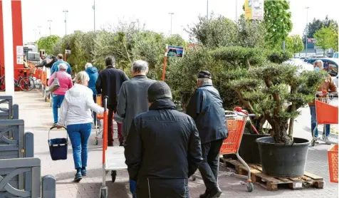  ?? Fotos: Silvio Wyszengrad ?? Seit Montag dürfen die Menschen in Augsburg wieder in Bau- und Gartenmärk­te sowie Gärtnereie­n. Am Bauhaus in Lechhausen ist viel los – allerdings müssen sich die Kunden an bestimmte Maßnahmen halten.