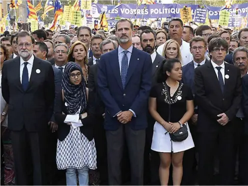  ?? PHOT AFP ?? Le chef du gouverneme­nt espagnol, Mariano Rajoy, à gauche, le roi Felipe VI, au centre, et le président de la région de la Catalogne, Carles Puigdemont, à droite, ont participé, samedi, à une marche en hommage aux victimes des attentats.