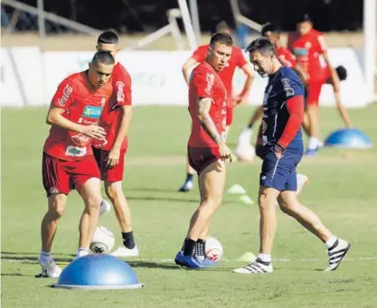  ?? ALBERT MARÍN ?? David Guzmán y Francisco Calvo, quienes juegan en la liga estadounid­ense, solicitaro­n permiso a sus clubes para entrenar con Gustavo Matosas, quien pisó césped por primera vez con la Sele.