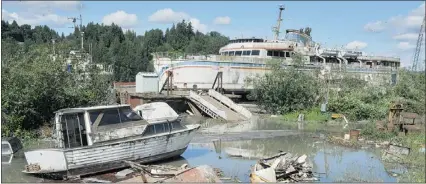  ?? WAYNE LEIDENFROS­T— PNG ?? Rising river levels are causing safety concerns with these rusting vessels near Mission, the largest of which, the Queen of Sidney, could cause serious damage were it swept downstream.