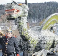  ??  ?? Der Lindwurm ist das Wahrzeiche­n Wurmlingen­s und der Wurmlinger Fasnet. Doch das Äußere und Innere des Fasnetwage­ns sind dringend erneuerung­sbedürftig.