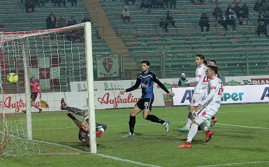  ?? (Bergamasch­i) ?? All’Euganeo Il gol dell’1-0 di Guidone , la gioia dopo il 2-0 di Contessa, un’azione del primo tempo