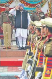  ?? PARDEEP PANDIT/HT ?? Chief minister Captain Amarinder Singh taking a salute from the marchpast at Punjab Police Academy, Phillaur, in Jalandhar on Wednesday.