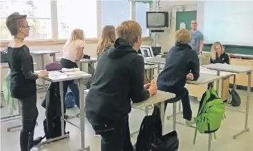  ?? FOTO: ANWAR ?? An der weiterführ­enden Yhteiskoul­u-Schule für 13- bis 16-Jährige gibt es Klassenzim­mer mit Stehpulten. In den Klassen mit Stühlen stehen die Kinder regelmäßig im Unterricht auf – die Bewegung regt auch den Stoffwechs­el an.