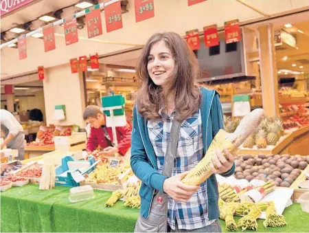  ?? DOMINIC ARIZONA BONUCCELLI/RICK STEVES ?? Rue Cler’s stores make picnic-shopping fun in Paris.