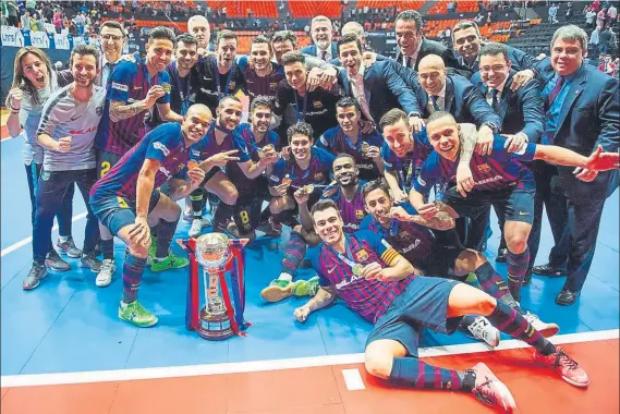  ?? FOTO: FCB ?? Primera conquista Los culés celebraron por todo lo alto el triunfo en la Copa de España en la pista de la Fuente de San Luis y ya sueñan con volver a dar una alegría al club