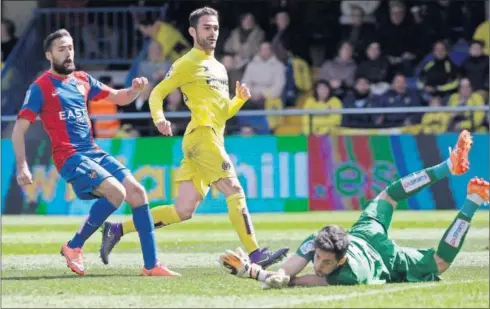  ??  ?? TOCADO Y HUNDIDO. Con el gol de Adrián sentenciab­a el choque un Villarreal que sigue fuerte en la pelea por la Champions.