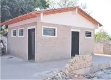  ??  ?? Este pequeño baño del colegio “Isidoro Zaracho” costó G. 106 millones a la Comuna de Luque y ya presenta problemas.