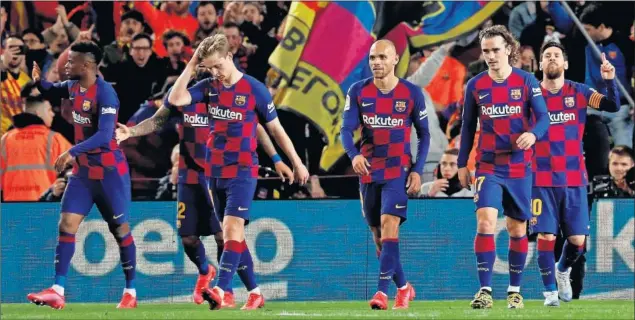  ??  ?? Los jugadores del Barça, después del 1-0 mientras Messi hace su clásica celebració­n tras hacer el gol.