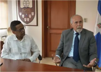  ?? JHONNY ROTESTAN ?? Carlos Sangiovann­i, presidente de Apec Cultural junto a Gustavo Ubrí, gestor cultural del programa durante la entrevista con elCaribe.