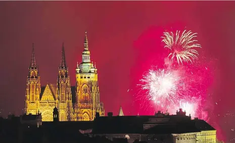  ?? Foto: David Neff, MAFRA ?? Kromě Letné se dříve ohňostroj odpaloval i ze Střeleckéh­o ostrova nebo pontonu na Vltavě. Loni z Vítkova.