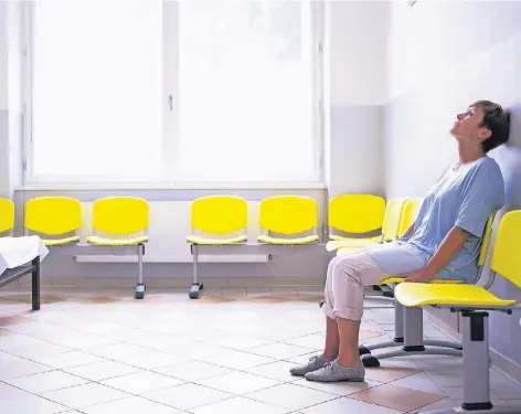  ?? FOTO: THINKSTOCK ?? Patientin in Wartestell­ung: In vielen Arztpraxen werden Privatpati­enten bevorzugt behandelt.