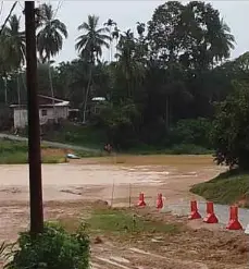  ?? FOTO Ihsan MAT ROPI ABDULLAH ?? KEADAAN jambatan Kuala Pertang yang ditenggela­mi air Sungai Nal susulan hujan lebat yang berterusan.