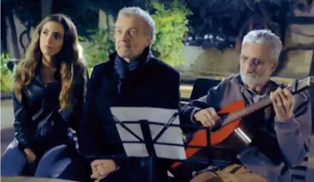  ??  ?? Commossi
Da sinistra, Ginevra Nuti, figlia di Francesco, Giovanni Veronesi e Giovanni Nuti, fratello del regista, durante la serenata sotto la clinica dove è ricoverato, andata in onda su Rai2