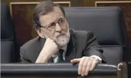  ??  ?? Während der Debatte: Rajoy dämmert, was passiert.