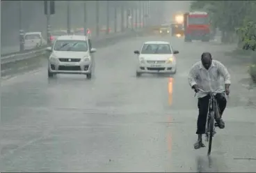  ?? SANJEEV KUMAR/HT PHOTO ?? Commuters out in the rain along Bathinda-Amritsar Road in Bathinda on Sunday.