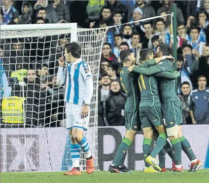  ?? FOTO: L.M. UNCITI ?? Los jugadores del Betis celebran un goles, ayer en Anoeta. El 0-0 del Villamarín acabó siendo un buen resultado para los de Setién