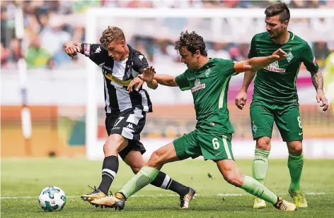  ?? FOTO: DPA ?? Dreikampf: die Bremer Thomas Delaney (6) und Jerome Gondorf gegen den Mönchengla­dbacher Mickael Cuisance.