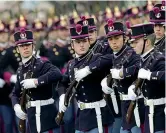  ??  ?? Le celebrazio­ni per il 150esimo anniversar­io dell’esercito, nel 2011. Numerosi sono i concorsi per una carriera militare