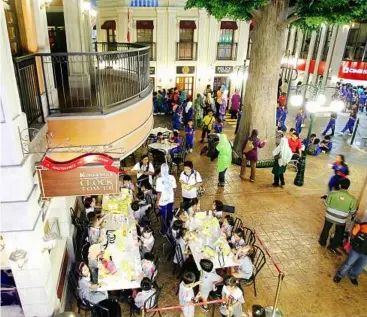  ??  ?? Parents can wait for their kids at the various food and beverage areas in the interestin­gly laid out city while their children ‘work’. — Photos by ahmad IZZRAFIQ ALIAS and azman Ghani/the Star