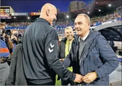  ??  ?? Víctor Fernández saluda a Roberto Ríos, ayudante de Pepe Mel.