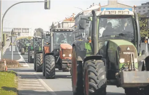  ?? // MIGUEL MUÑIZ ?? Manifestac­ión de agricultor­es reclamando la mejora de condicione­s para el rural, en Santiago, este febrero