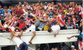 ?? FÚTBOL RED DE COLOMBIA ?? ¡Qué tortón el fallo de esa baranda en el estadio!