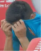  ??  ?? Forlorn: Sanchez pulls his shirt over his head after coming off