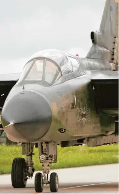  ?? Archivfoto: Mathias Wild ?? Kampfjets wie dieser Tornado sind am 10. Juni beim „Tag der Bundeswehr“in Pen zing zu sehen. Schon jetzt üben die Düsenjäger im Luftraum über Landsberg.
