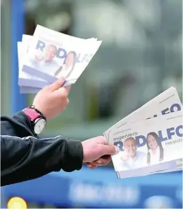  ?? AP ?? Seguidores de Roberto Hernández reparten panfletos en Bogotá