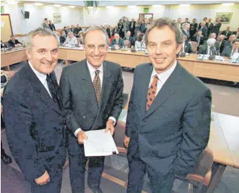  ?? ARCHIVFOTO: DPA ?? Historisch­e Vereinbaru­ng: Der damalige britische Premier Tony Blair ( von rechts), US- Senator George Mitchell und der irische Premiermin­ister Bertie Ahern nach Unterzeich­nung des Friedensab­kommens.