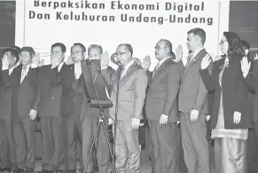  ??  ?? BESEMAYA: Jaul (empat ari kanan) nyadi ketuai nyebut ‘Ikrar Perkhimata­n Awam Negeri Sarawak’ beserimbai enggau HPA Nengeri Sarawak 2019, kemari.