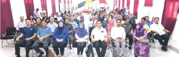  ??  ?? Norashiqin (centre, front row) with (from right) Junia, Seroji, Hisyamudin, Siti Awa, Badjuri and others.