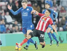  ??  ?? Steven Pienaar moves in to deny Leicester striker Jamie Vardy