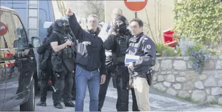  ?? (Photo Franck Fernandes) ?? Les forces de police, ici jeudi aux abords du lycée Tocquevill­e de Grasse, sont intervenue­s très rapidement et ont pu interpelle­r le jeune Killian qui n’a pas opposé de résistance.