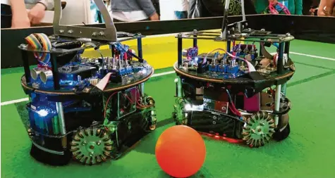  ?? Foto: RoCCI ?? Selbst ausgetüfte­lte Miniaturro­boter luchsen sich beim RoboCup im Pool mit ihrer autonomen Programmie­rung den Spielball ab.