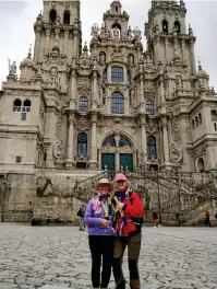  ?? Bild: Privat ?? Vanjas dotter Britta gick med de tio sista milen fram till målet, Santiago de Compostela. Här står de framför Katedralen.