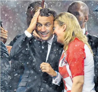  ?? Dylan martinez/reuters ?? Macron, junto a la presidenta croata, ayer, durante la entrega de premios