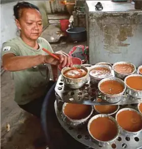  ?? PIC BY MUHD ASYRAF SAWAL ?? Lai Yoke Lian making ‘nian gao’ in Kuantan recently.