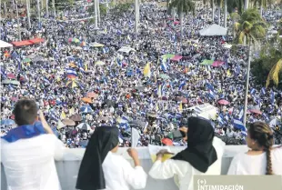  ?? AFP ?? Costa Rica. Nicaragüen­ses se concentran en una vigilia el sábado, en el parque La Democracia, en el centro de San José, Costa Rica, para levantar la voz por los fallecidos en las protestas.