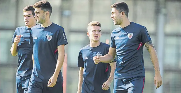  ?? FOTO: JUAN ECHEVERRIA ?? Jóvenes valores Córdoba, López, Muñoz y Núñez, tres de ellos debutantes en la actual campaña con el primer equipo rojiblanco, durante el entrenamie­nto de ayer en Lezama