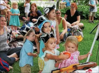  ?? LAUREN HALLIGAN LHALLIGAN@DIGITALFIR­STMEDIA.COM ?? Children learn about instrument­s with the Ramblin’ Jug Stompers a Barker Park Kids’ Summer Series event in downtown Troy.