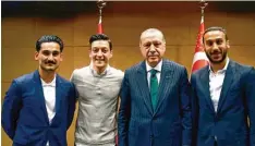  ?? Foto: dpa ?? Deutsch türkische Viererkett­e (v. l.): die Nationalsp­ieler Ilkay Gündogan und Mesut Özil, der türkische Präsident Erdogan und Cenk Tosun vom FC Everton.