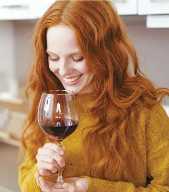 ??  ?? Grâce à ses qualités, le vin rouge a un effet protecteur sur le cerveau humain.